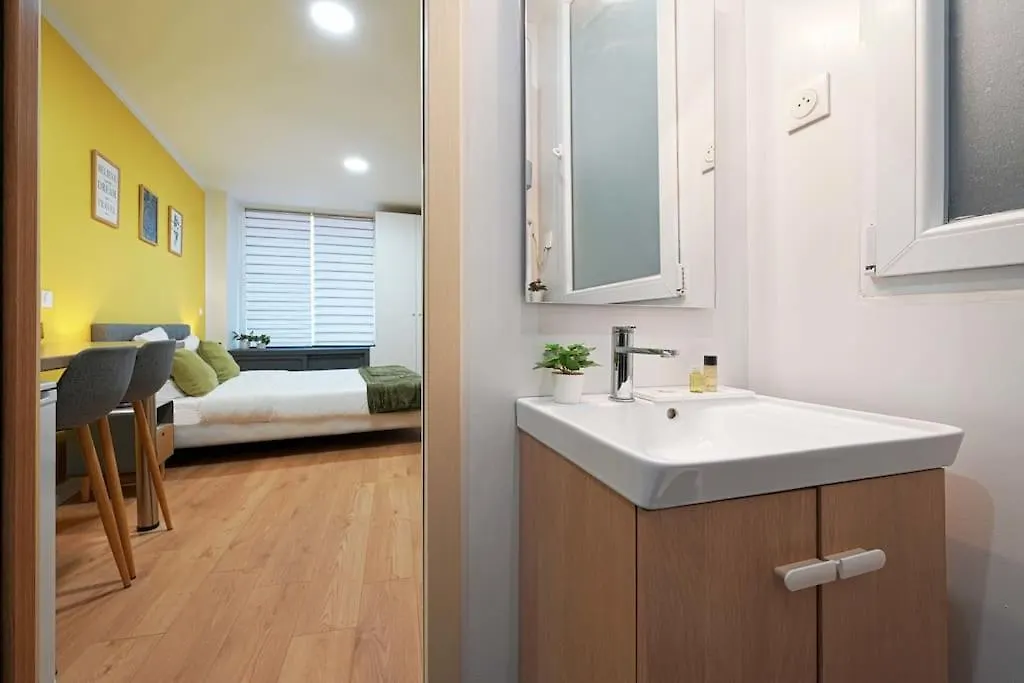 Modern, Bright And Fully Renovated 아파트