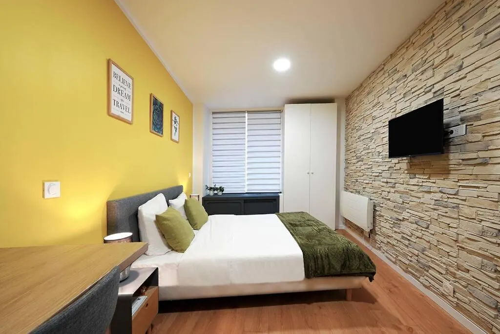 Modern, Bright And Fully Renovated Apartment *